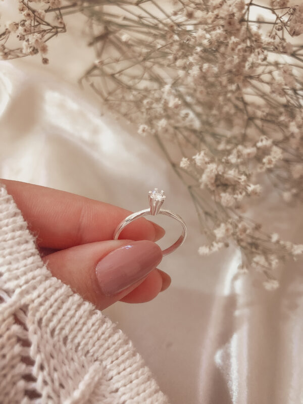 Anel Solitário liso  minimalista